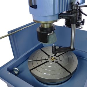Máquina de reforçar e retificar discos